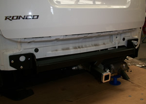 Tow bar being installed on Kia Rondo